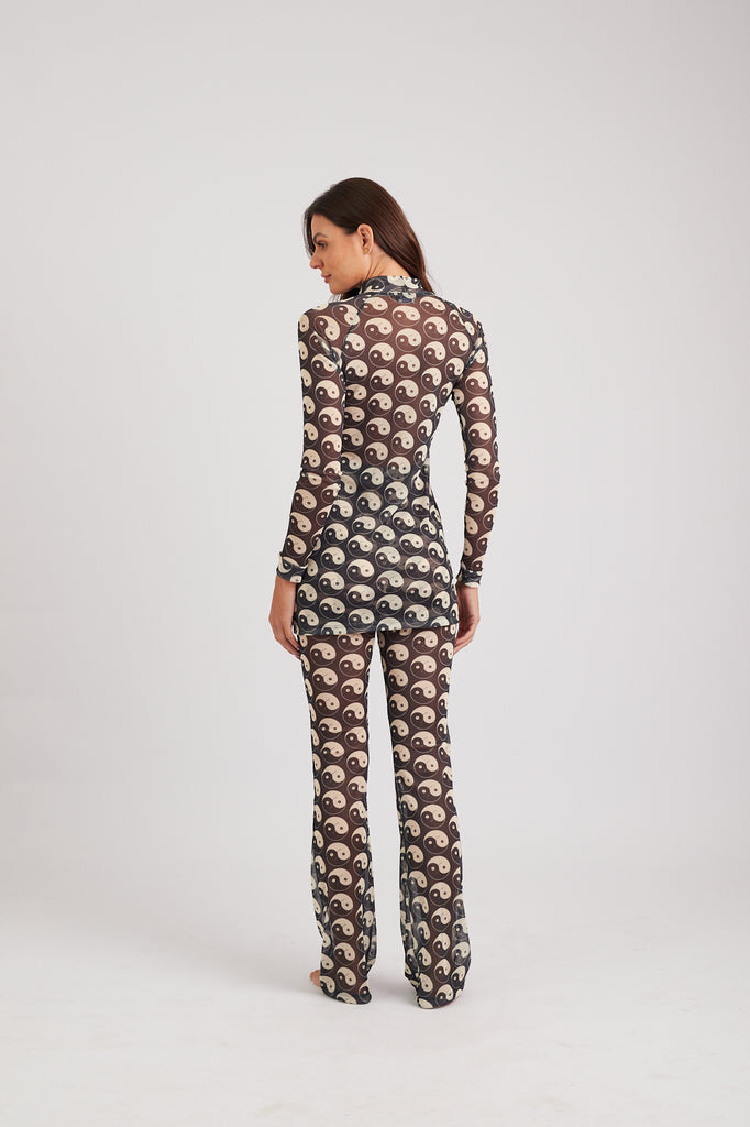 Modelo usando o vestido curto preto Yin and Out feminino