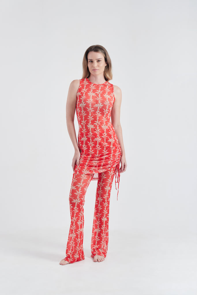 Modelo usando o vestido drapeado vermelho/off white Fauna & Flora