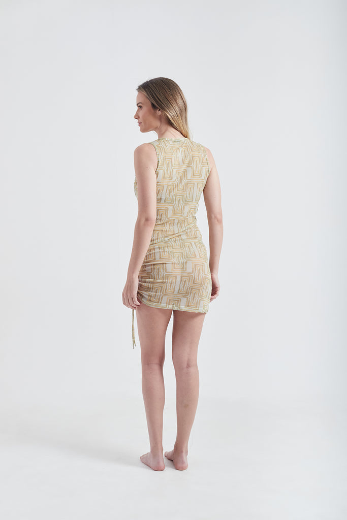 Modelo usando o vestido drapeado areia Mão Pela Perna, feito em tule