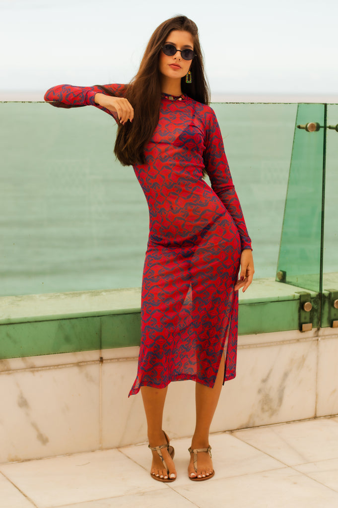 Modelo usando o Vestido Longo Beijoqueira Vermelho, mostrando versatilidade e conforto para diferentes ocasiões.