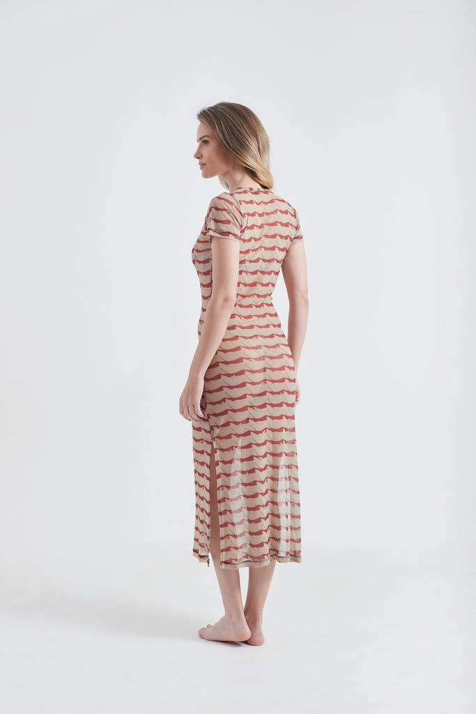 Modelo usando o vestido longo vermelho/creme High Tide