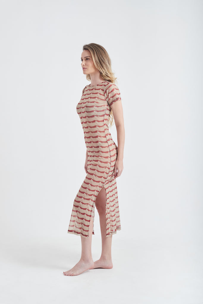 Modelo usando o vestido longo vermelho/creme High Tide