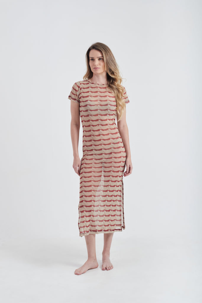 Modelo usando o vestido longo vermelho/creme High Tide