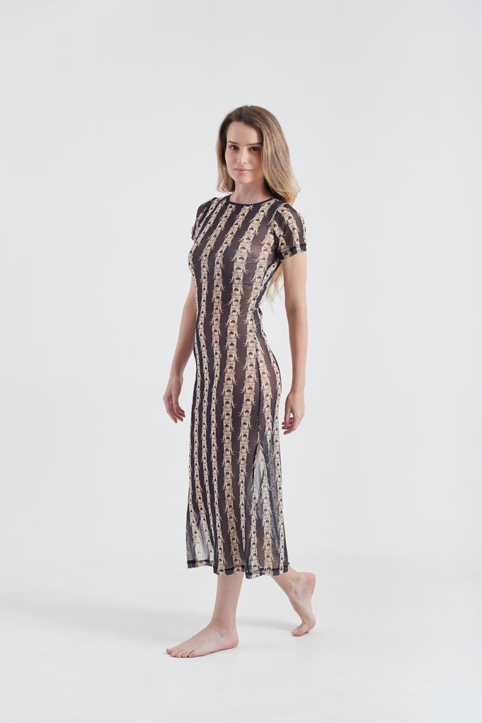 Modelo usando o vestido longo cream/black Olha o Latte