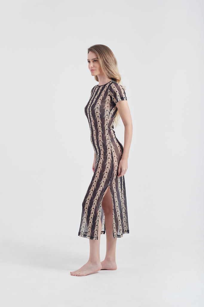 Modelo usando o vestido longo cream/black Olha o Latte