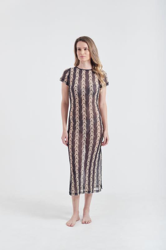 Modelo usando o vestido longo cream/black Olha o Latte