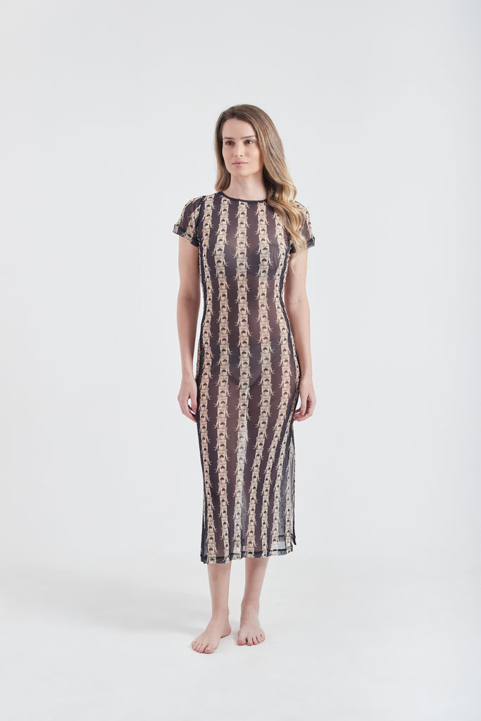 Modelo usando o vestido longo cream/black Olha o Latte