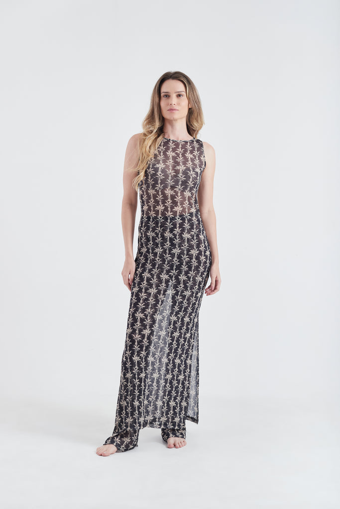 Modelo usando o vestido longo off white/preto Fauna & Flora