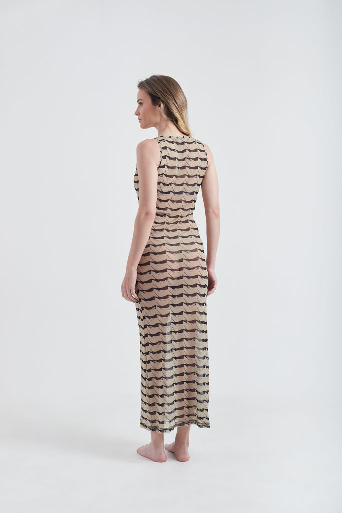 Modelo usando o vestido longo preto/creme High Tide, feito em tule