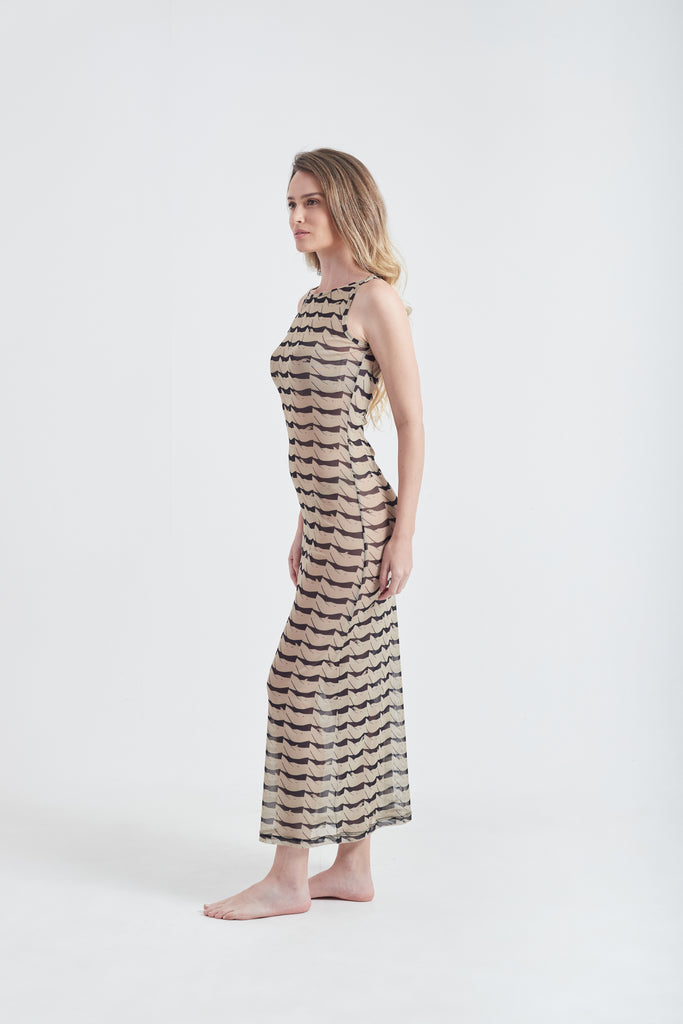 Modelo usando o vestido longo preto/creme High Tide