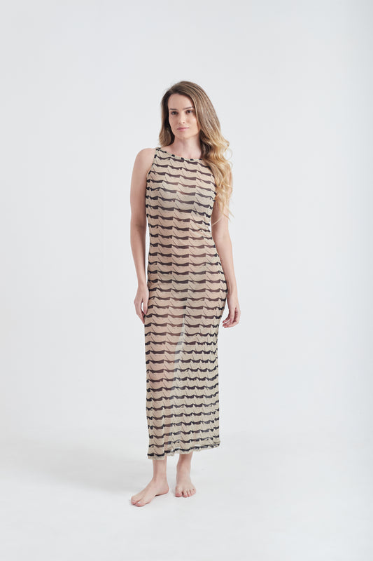 Modelo usando o vestido longo preto/creme High Tide