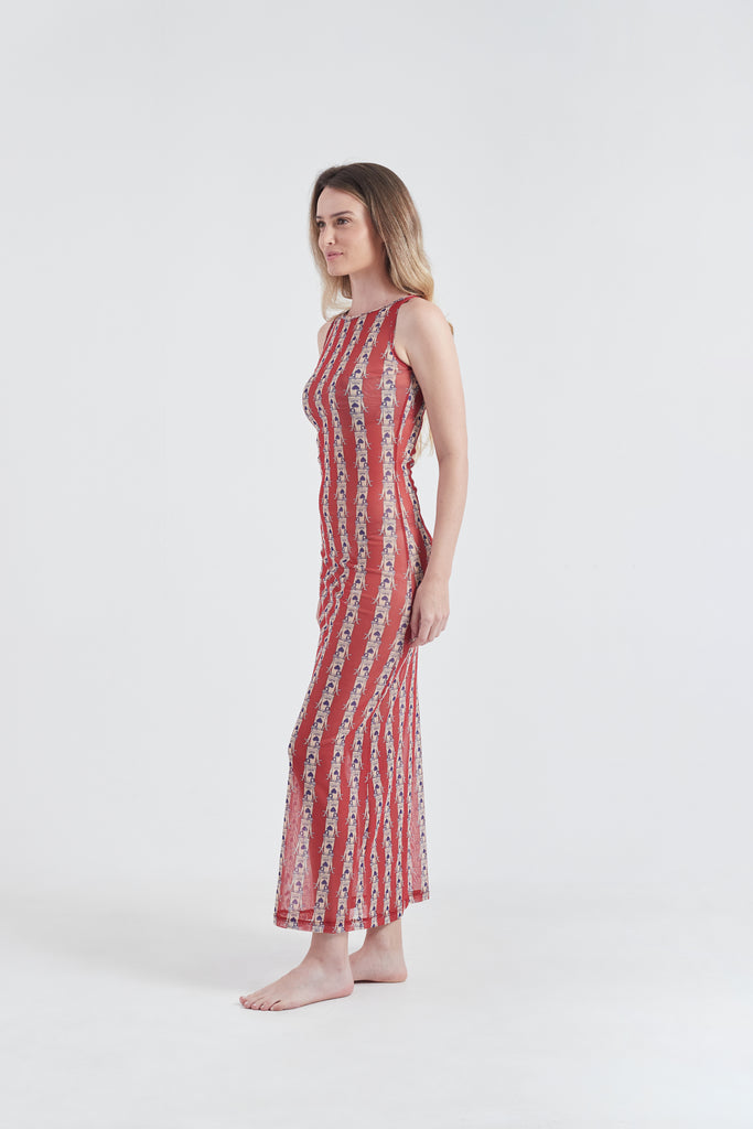 Modelo usando o vestido longo vermelho/branco Olha o Latte