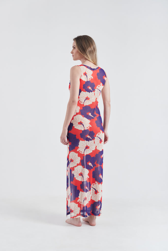 Modelo usando o vestido longo vermelho/azul/branco Poli Nation