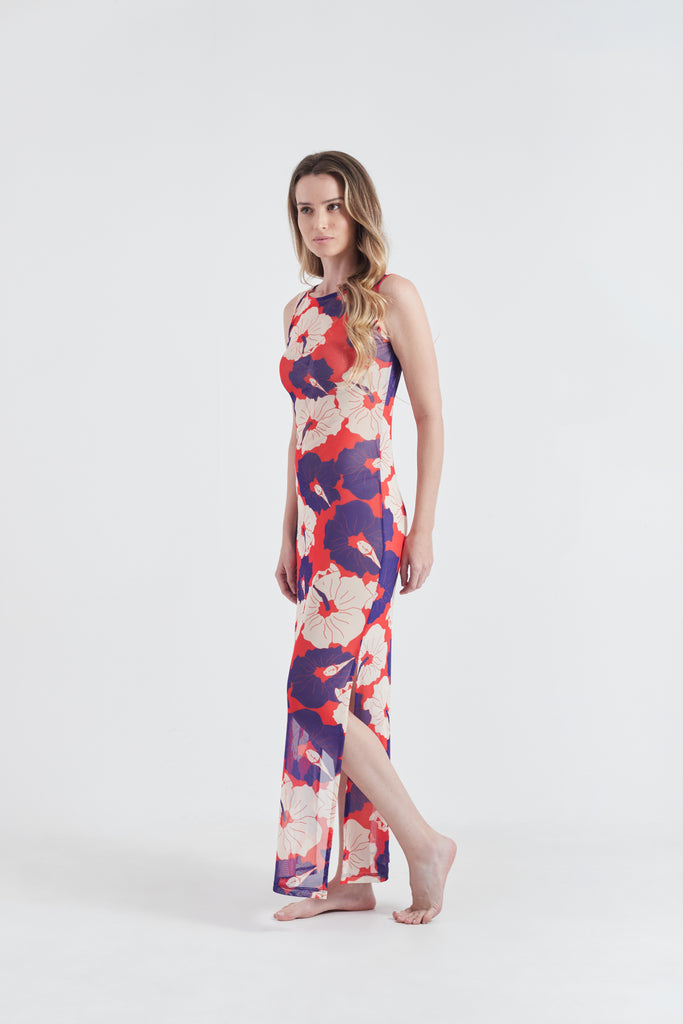 Modelo usando o vestido longo vermelho/azul/branco Poli Nation