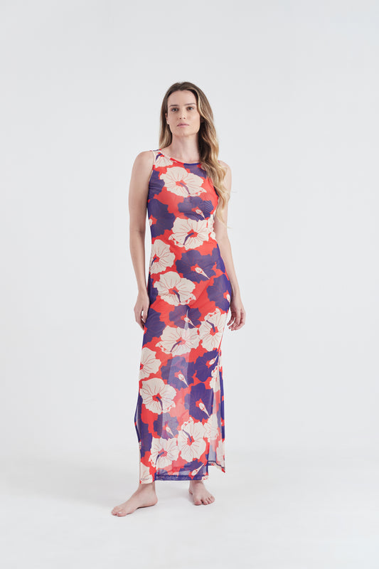 Modelo usando o vestido longo vermelho/azul/branco Poli Nation