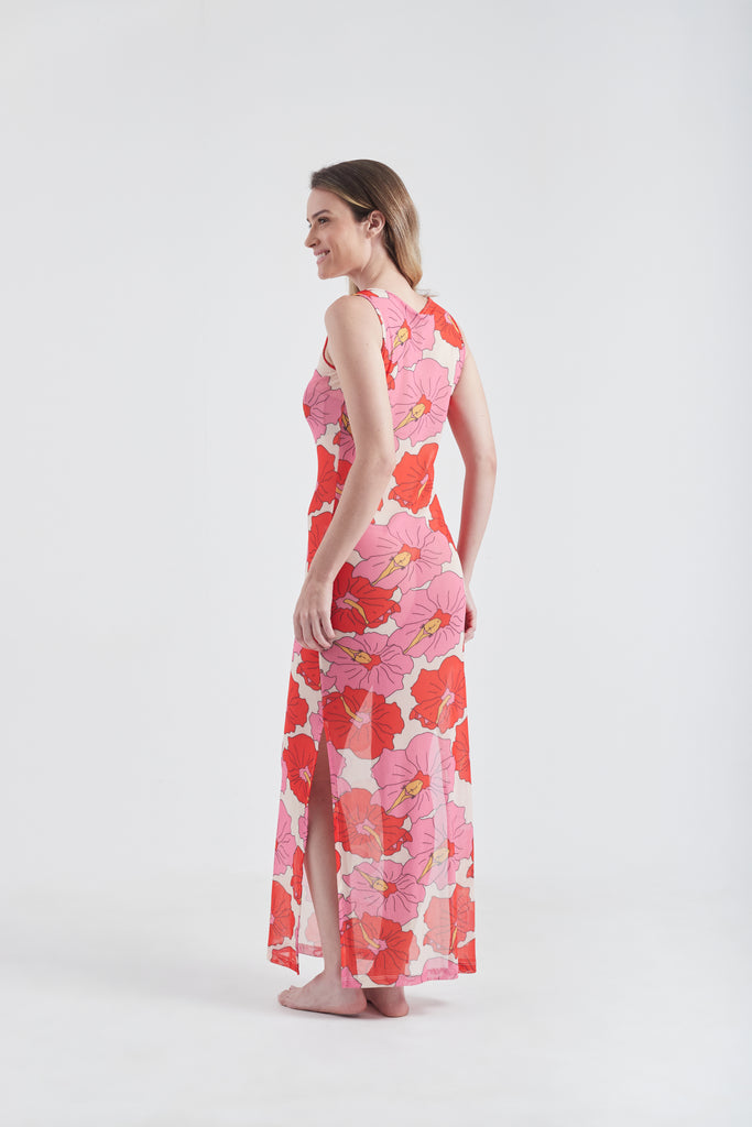 Modelo usando o vestido longo vermelho/rosa Poli Nation