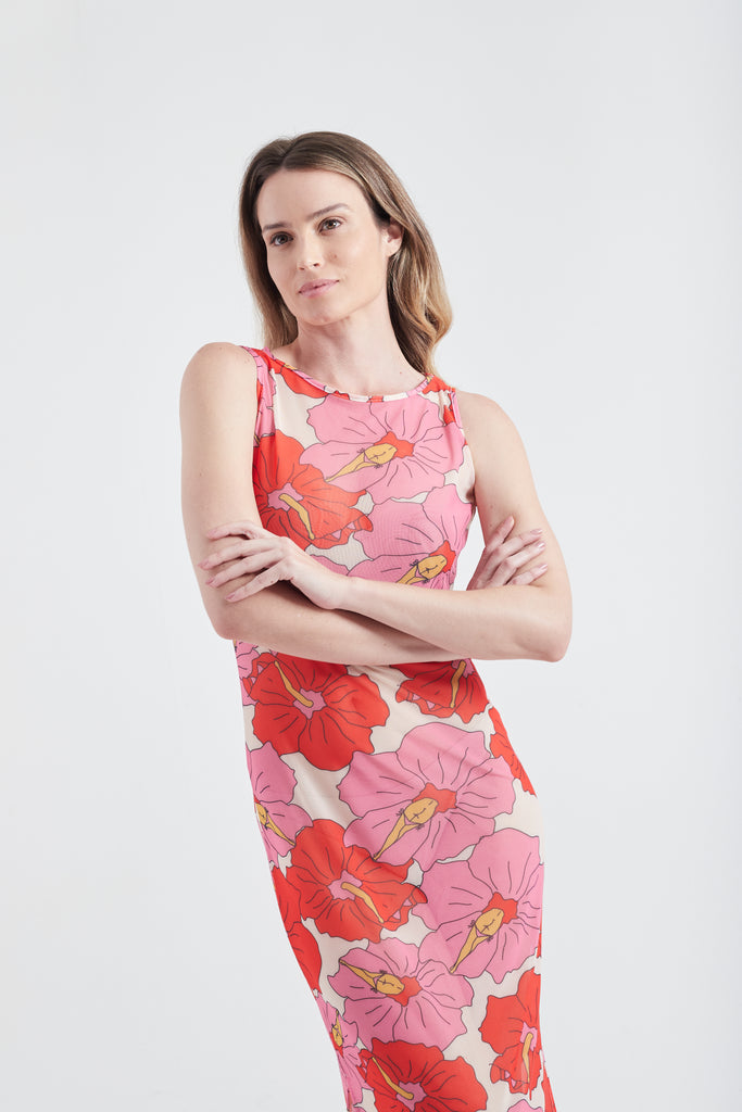 Modelo usando o vestido longo vermelho/rosa Poli Nation.