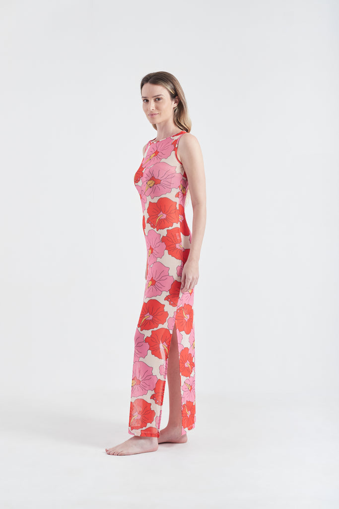 Modelo usando o vestido longo vermelho/rosa Poli Nation