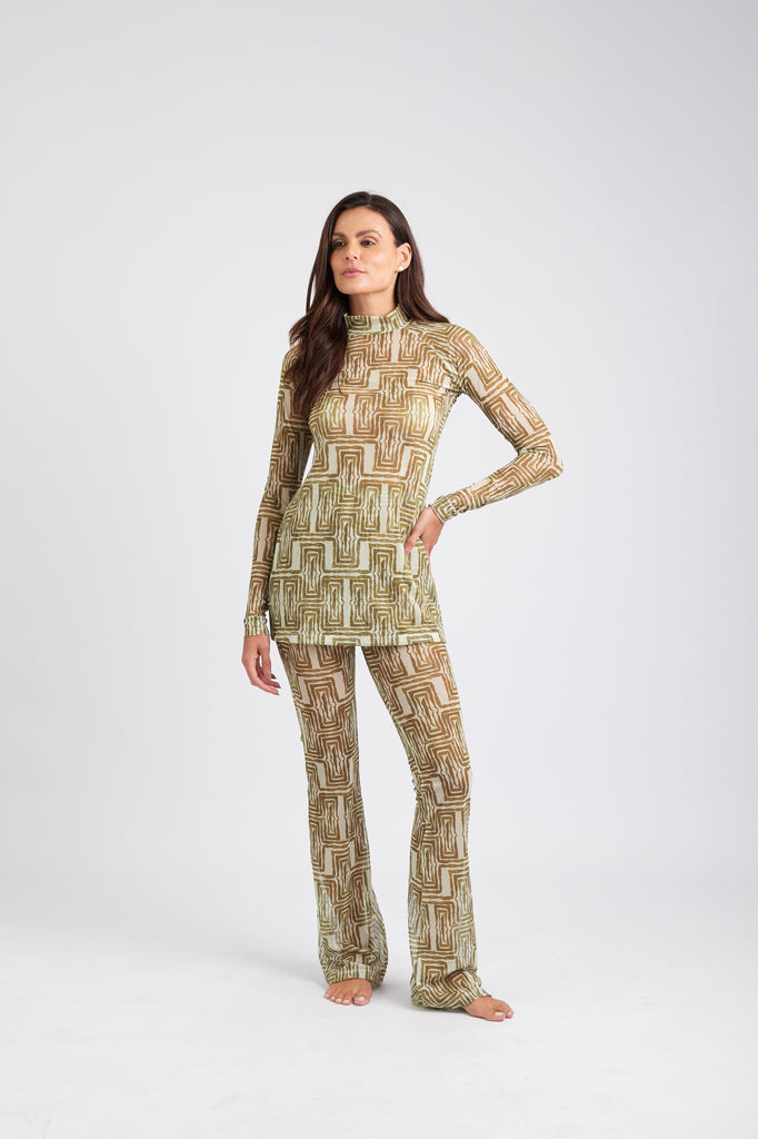 Modelo usando o vestido curto amarelo/creme Mão Pela Perna