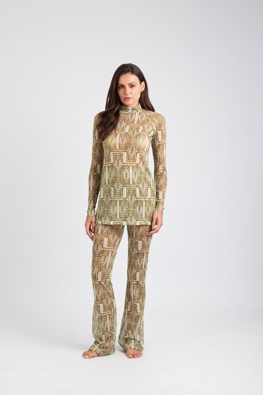 Modelo usando o vestido curto amarelo/creme Mão Pela Perna