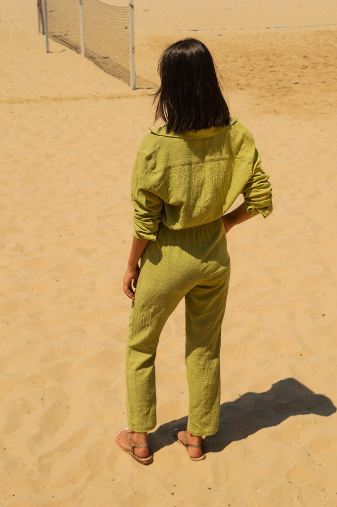 modelo usando Full Look Wasabi sobre a areia da praia.