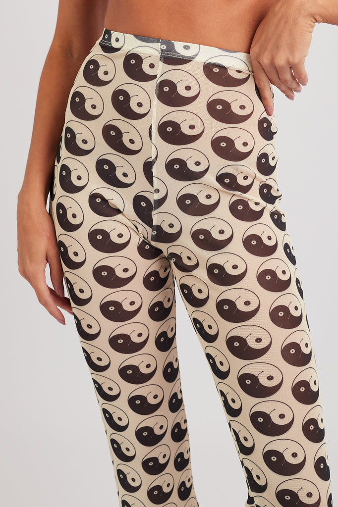 Vista frontal da Calça Tule Yin and Out Branco/Preto, destacando a estampa moderna.