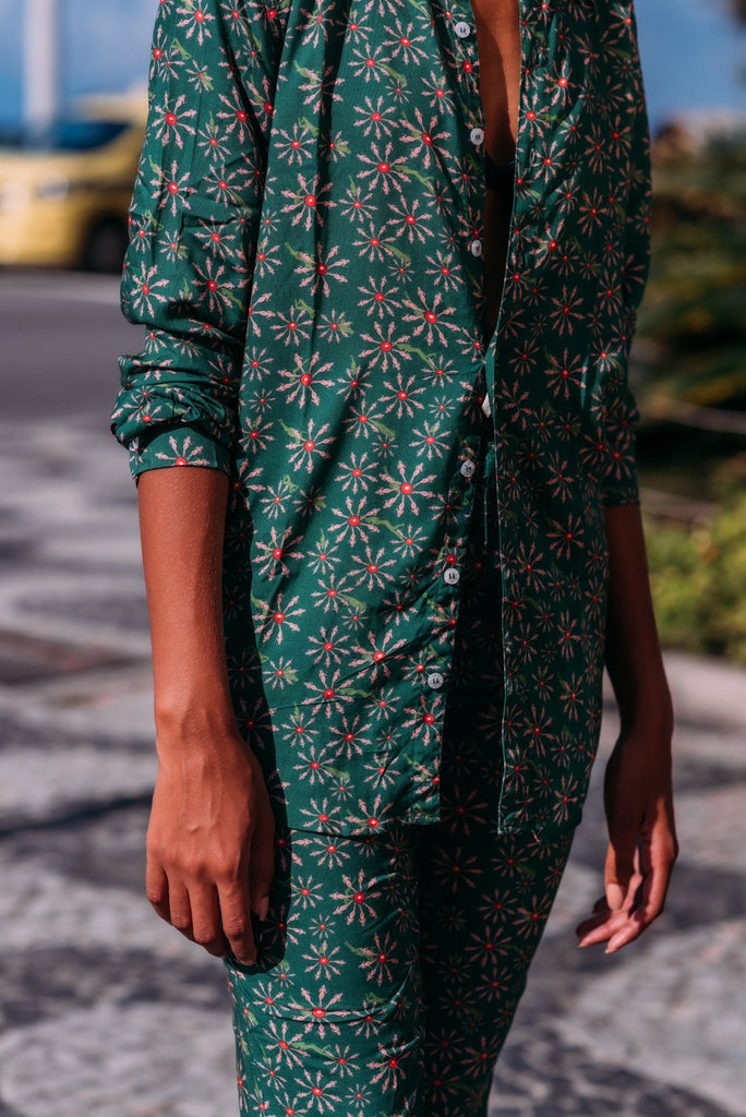 Detalhe do Full Look Flower Pau-Wer Verde, padrão floral com ilusão de ótica.