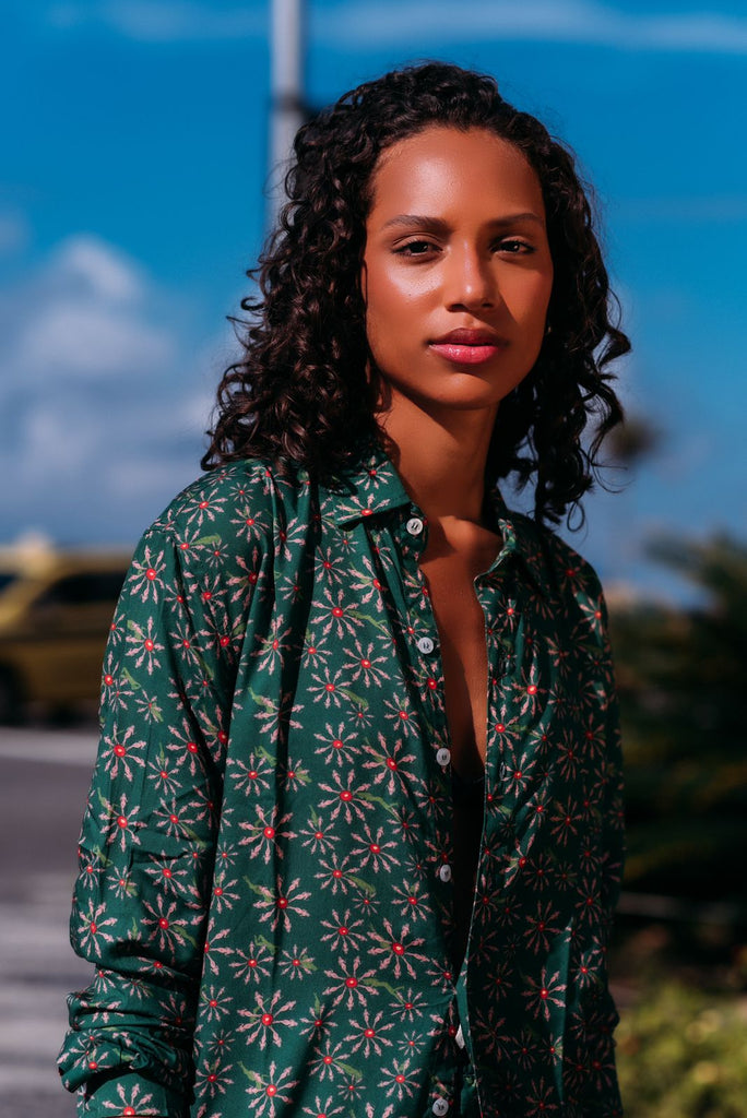 Vista das frontal da Camisa do Full Look Flower Pau-Wer Verde, conjunto unissex elegante.