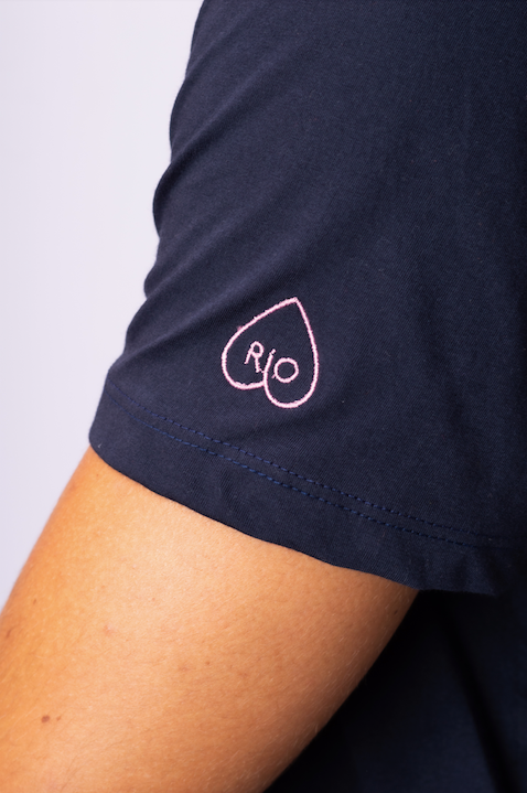 Detalhe do logo 'Love Rio' na manga da Camiseta Algodão Pima Love Rio Marinho.