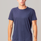 Modelo vestindo Camiseta Algodao Pima Love Rio Marinho de algodão Pima, em look casual.