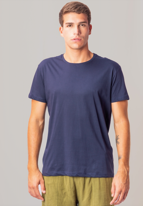 Modelo vestindo Camiseta Algodao Pima Love Rio Marinho de algodão Pima, em look casual.