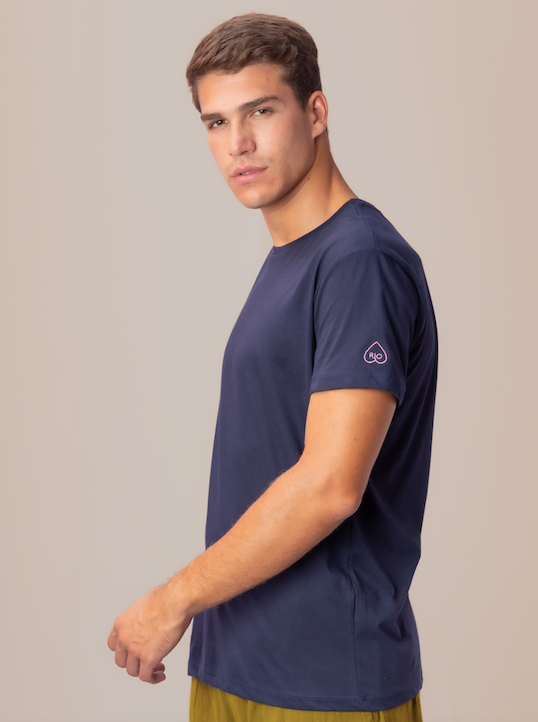 Modelo usando Camiseta Pima Love Rio Marinho de algodão Pima, com vista lateral.