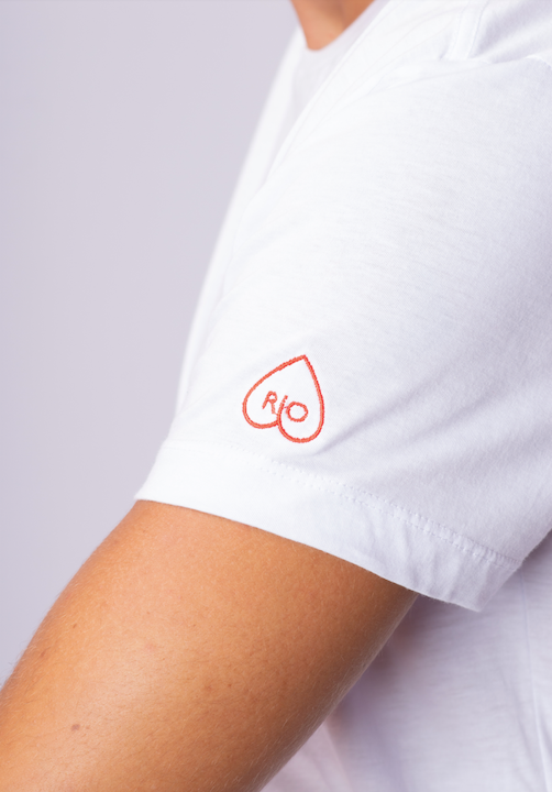 Detalhe do logo 'Love Rio' na manga da Camiseta Pima Love Rio Off White de algodão Pima.