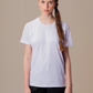 Modelo masculino vestindo Camiseta Pima Love Rio Off White de algodão Pima, em look casual.