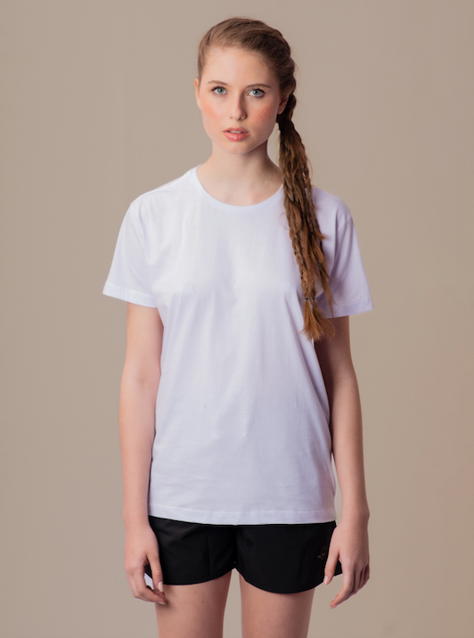 Modelo masculino vestindo Camiseta Pima Love Rio Off White de algodão Pima, em look casual.