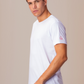 Modelo usando Camiseta Pima Love Rio Off White de algodão Pima, com vista lateral.