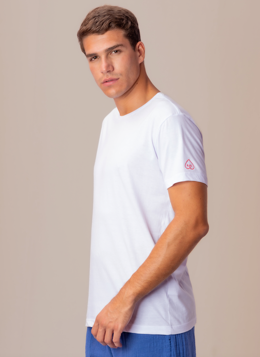 Modelo usando Camiseta Pima Love Rio Off White de algodão Pima, com vista lateral.