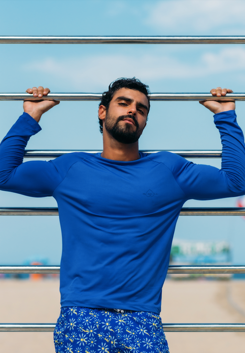 Modelo vestindo Camiseta UV 50+ Azul Royal de poliamida, com proteção solar e ajuste confortável, ideal para esportes ao ar livre.