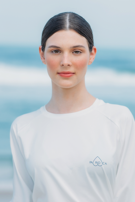 Modelo usando Camiseta UV 50+ Off White de poliamida, com proteção solar e ajuste confortável, ideal para atividades ao ar livre.