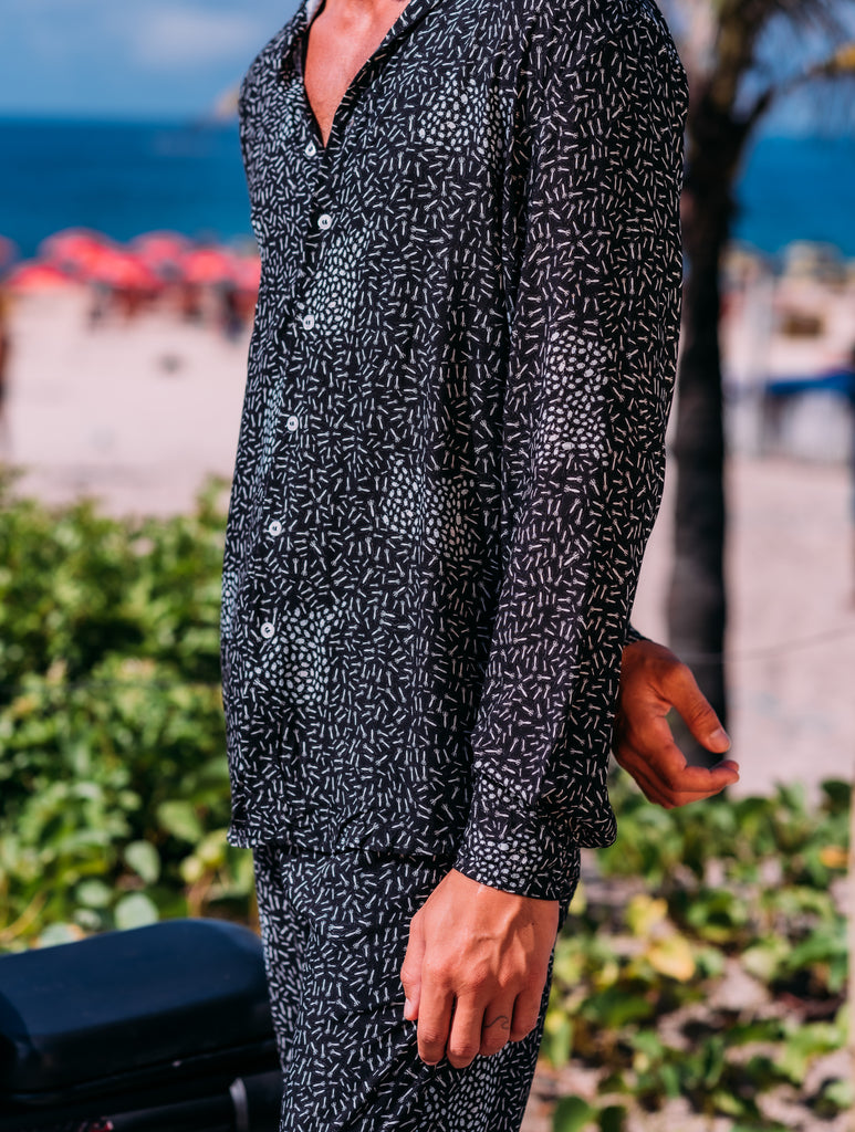 Detalhe da camisa Bugs Life Preto com estampa divertida e exclusiva, parte da coleção Garden Party Parioca.