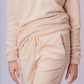 Detalhe da calça off white unissex Antartic Chic, com textura fleece e ajuste confortável.