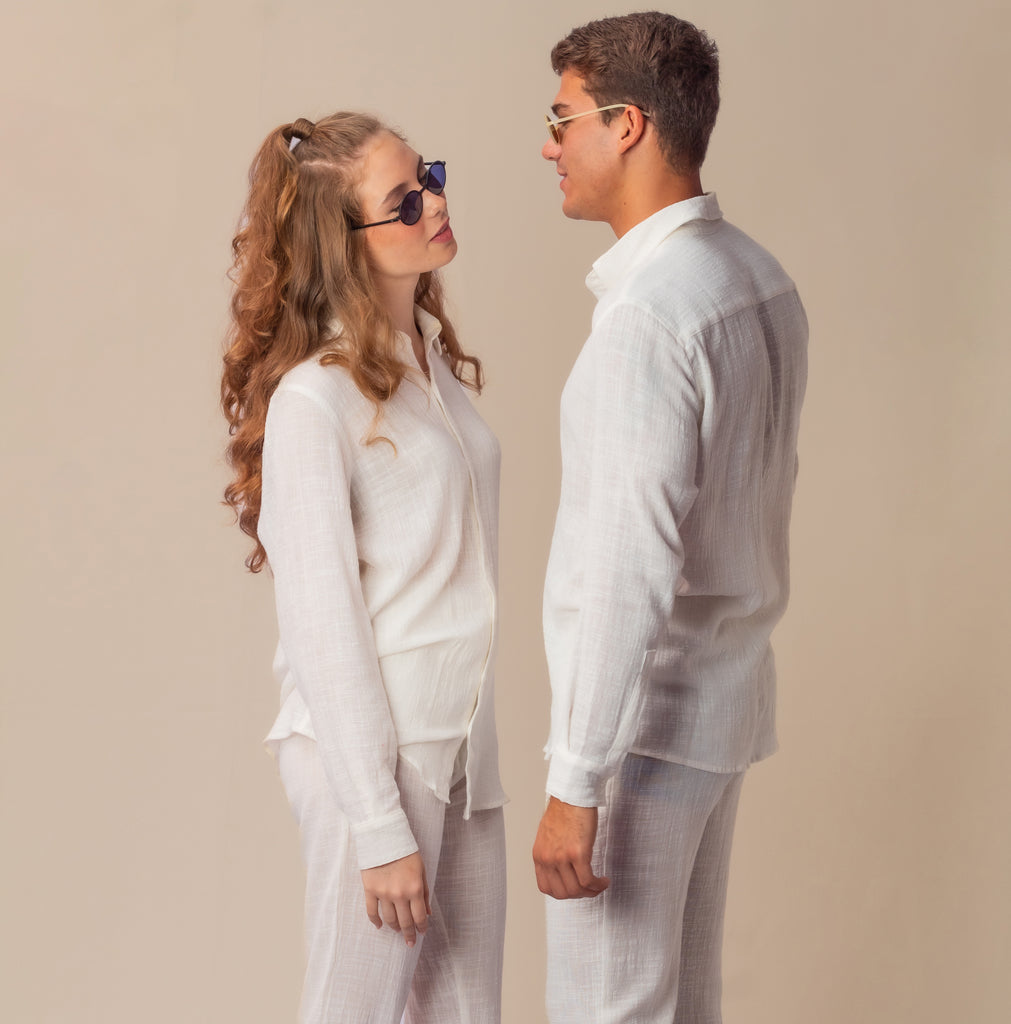 Modelo masculino vestindo full look com camisa manga longa e calça branca unissex, perfeito para qualquer ocasião.