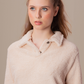 Modelo feminina vestindo camisa manga longa off white unissex Antartic Chic, ideal para várias ocasiões.