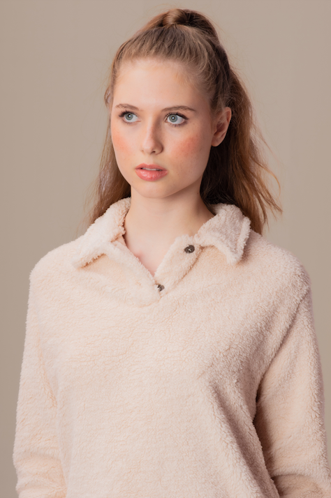 Modelo feminina vestindo camisa manga longa off white unissex Antartic Chic, ideal para várias ocasiões.