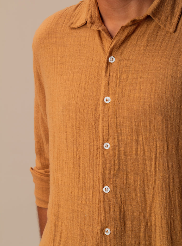 Close-up da camisa do Full Look Khaki, destacando os detalhes do tecido.