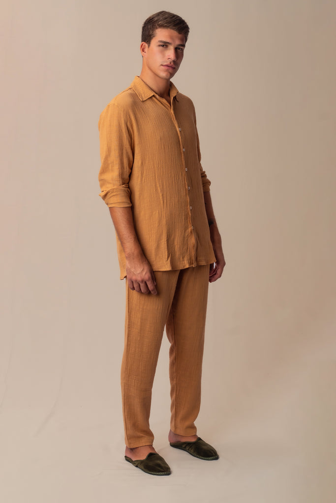 Modelo vestindo o Full Look Khaki, com camisa de manga longa e calça, posando de frente.