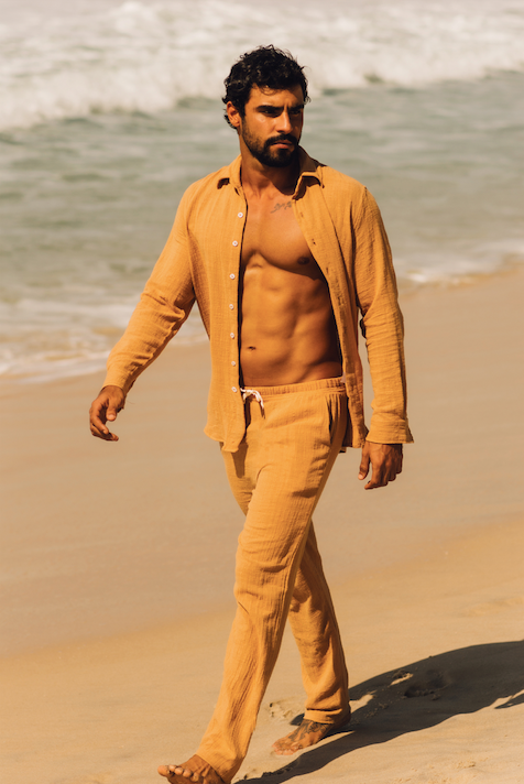 Modelo usando o Full Look Khaki na praia, destacando o conforto do conjunto.