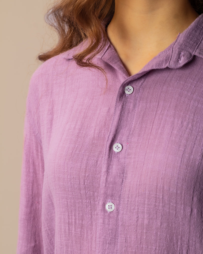 Close da camisa do Full Look Lavanda, destacando a textura que é pura sofisticação sem esforço.