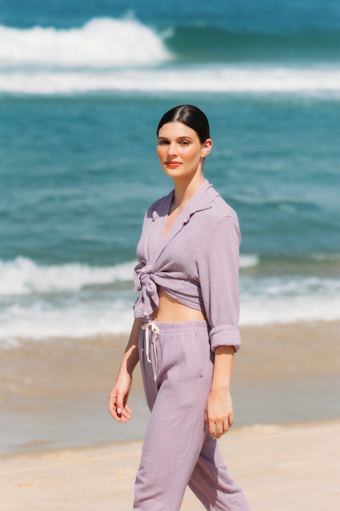 Pose lateral mostrando o Full Look Lavanda em todo o seu charme casual.