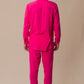 Vista traseira do full look rosa Babaloô Parioca, com camisa manga longa e calça, modelo masculino.